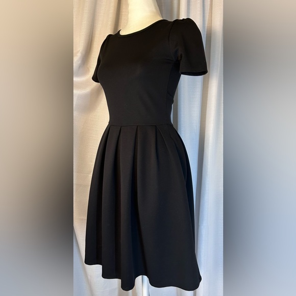 LULAROE Amelia Dress Fit and Flare Solid Black with POCKETS Size XS c25 - Picture 2 of 8